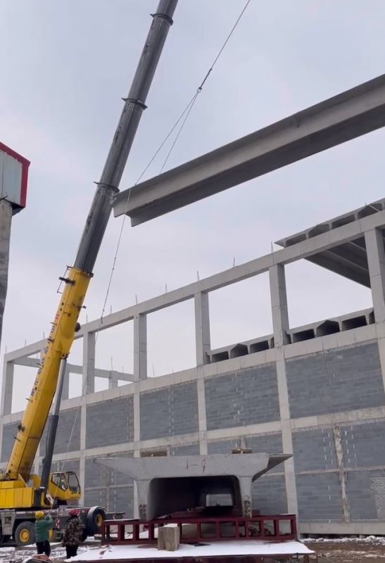 新亞集團(tuán)30米*3米吊裝就位現(xiàn)場(chǎng)